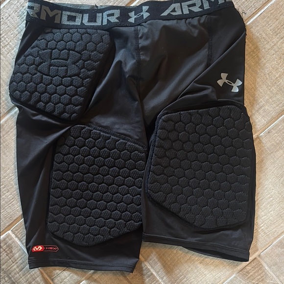 Under Armour Men's Black Athletic Shorts Padded - Picture 4 of 4